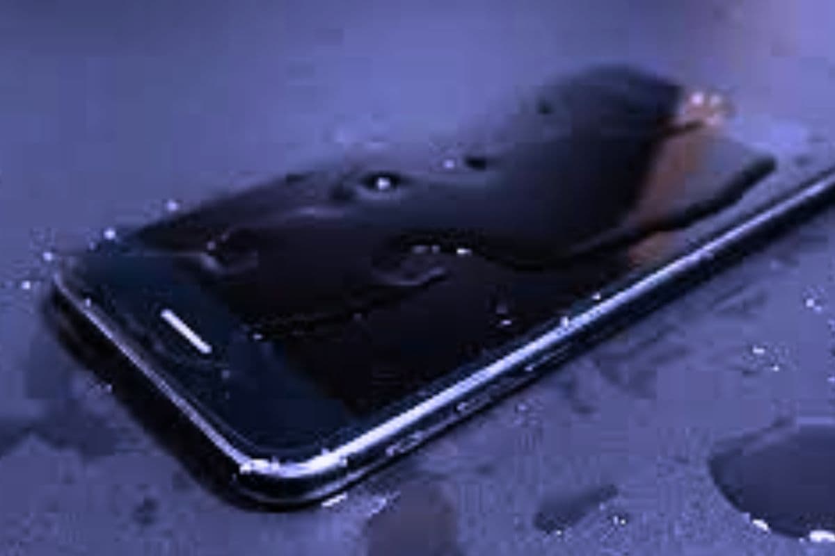 Smartphone Water Damage Solutions: बारिश में भीग गया फोन? फटाफट कर लें ये 5 काम, वरना महंगा स्मार्टफोन हो जाएगा बर्बाद