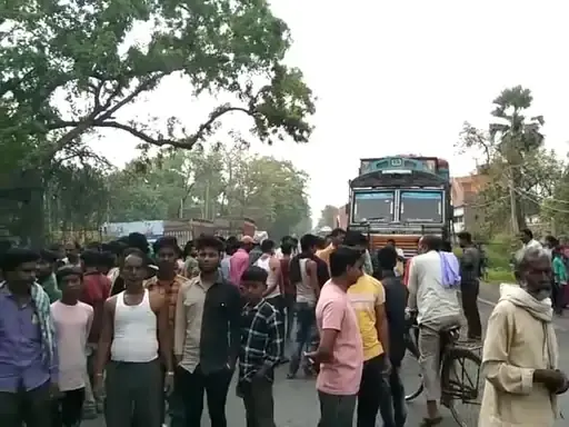 Samastipur News: दलसिंहसराय में सड़क हादसे में एक महिला की हुई मौत, यह मामला NH 28 ढेपुरा पेट्रोल पंप का है 2 Samastipur News: दलसिंहसराय में सड़क हादसे में एक महिला की हुई मौत, यह मामला NH 28 ढेपुरा पेट्रोल पंप का है