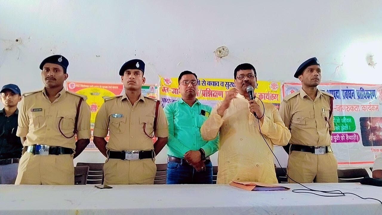 समस्तीपुर प्रखंड के आर एस बी इंटर विद्यालय में अग्नि सुरक्षा जन जागरूकता बैठक: प्रखंड शिक्षा पदाधिकारी नरेंद्र कुमार सिंह के नेतृत्व में आयोजन 2 WhatsApp Image 2024 05 21 at 21.17.56 ed94afce edited