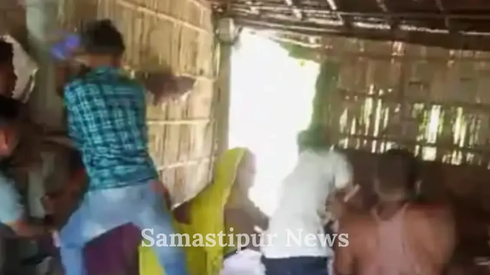 शराब पीकर हंगामा करने से मना किया तो घर में ही घुसकर कर दी पिटाई, विडियो बहुत तेज़ी से वाइरल