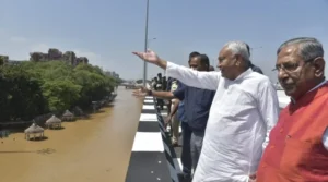 पूर्णिया एयरपोर्ट: बड़ी खुशखबरी, बिहार सरकार ने उठाया अहम कदम, डीएम ने की समीक्षा बैठक 4 बिहार में कम बारिश के बावजूद गंगा का कहर! 12 जिलों के 9.78 लाख लोग बाढ़ में फंसे