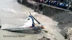 गंगा का कहर: पलभर में 300 घर नदी में समाने की कगार पर, ग्रामीणों में हड़कंप (More Than 25 Houses In Danger, Anganwadi Center Submerged In The River)