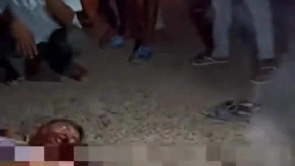Samastipur News: साइकिल सवार शिक्षक की हाइवा से कुचलने से मौत, समस्तीपुर में आक्रोशितों के द्वारा सड़क जाम, लोगों की आवाजाही में हुई परेशानी 2 Samastipur News: साइकिल सवार शिक्षक की हाइवा से कुचलने से मौत, समस्तीपुर में आक्रोशितों के द्वारा सड़क जाम, लोगों की आवाजाही में हुई परेशानी
