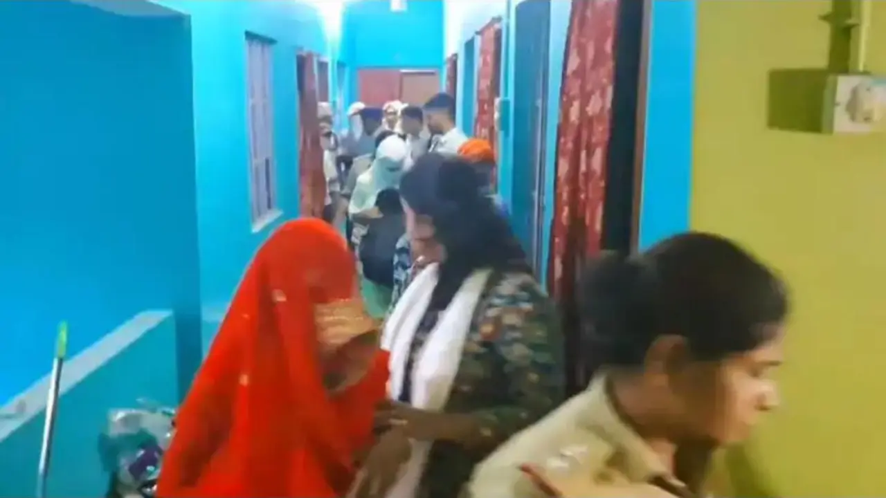 Police raid in Samastipur hotel: समस्तीपुर के होटल में बड़ा खुलासा, सेक्स रैकेट का पर्दाफाश, 6 लड़के-4 लड़कियां आपत्तिजनक हालत में गिरफ्तार!"