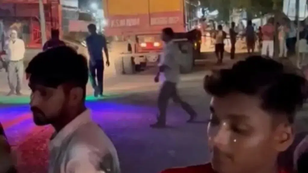 Samastipur News: साइकिल सवार शिक्षक की हाइवा से कुचलने से मौत, समस्तीपुर में आक्रोशितों के द्वारा सड़क जाम, लोगों की आवाजाही में हुई परेशानी 3 Samastipur News: साइकिल सवार शिक्षक की हाइवा से कुचलने से मौत, समस्तीपुर में आक्रोशितों के द्वारा सड़क जाम, लोगों की आवाजाही में हुई परेशानी