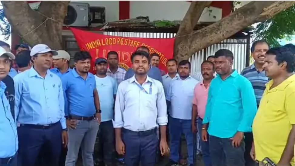 समस्तीपुर जंक्शन के डीजल लॉबी पर रेलवे कर्मियों के द्वारा आंदोलन किया गया: पुरानी पेंशन नीति को लागू करने की मांग 2 WhatsApp Image 2024 09 04 at 12.22.34 6efe42fa