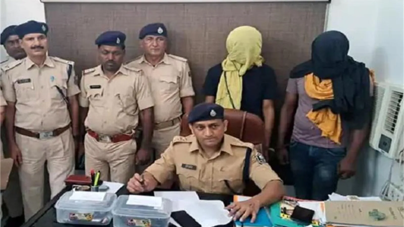 दरभंगा में मोटरसाइकिल पर सवार दो अपराधी हथियारों के साथ पकड़े गए