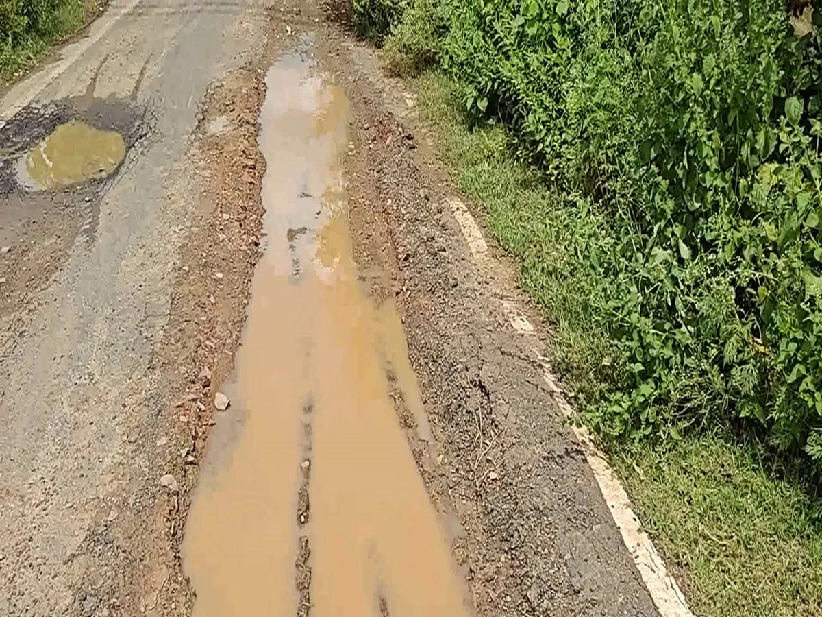 6 करोड़ की लागत से बनी सड़क भ्रष्टाचार की भेंट चढ़ी, छह महीने भी नहीं टिकी