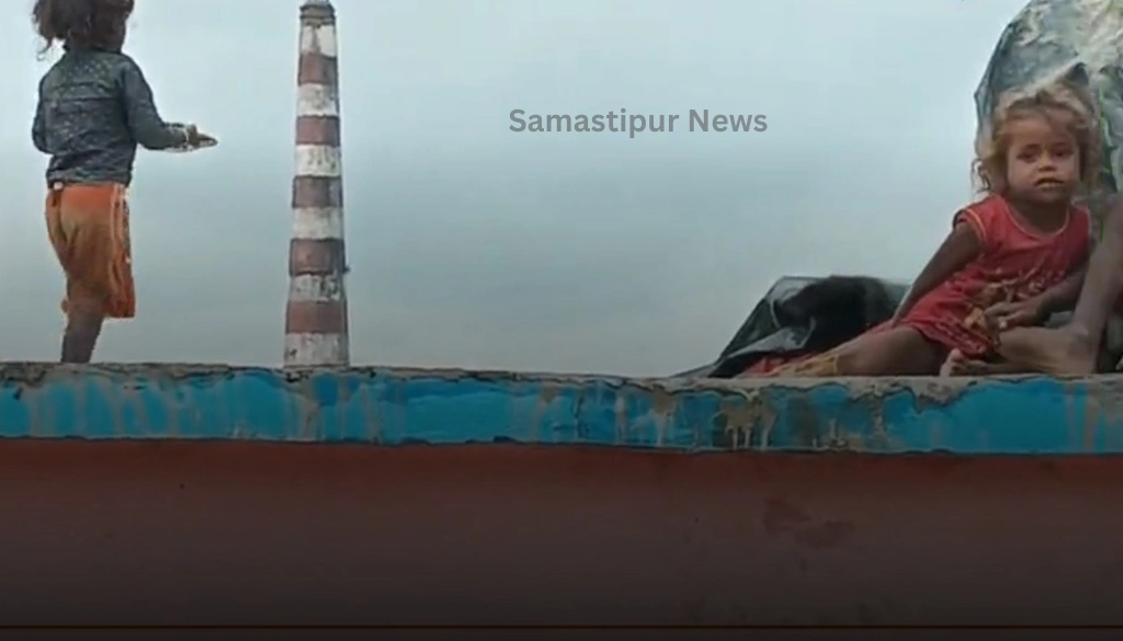 बिहार बाढ़: हर पल मौत का खतरा, फिर भी लोग खतरनाक जगहों पर रहने को मजबूर – चौंकाने वाली तस्वीरें 2 Samastipur News 2024 10 01T123042.885