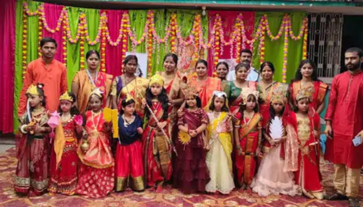 Dalsinghsarai में Durga Puja पर लिटिल बचपन प्ले स्कूल का डांडिया शो, बच्चों की धमाकेदार प्रस्तुति से अभिभावक भी थिरके 1 Dalsinghsarai में Durga Puja पर लिटिल बचपन प्ले स्कूल का डांडिया शो, बच्चों की धमाकेदार प्रस्तुति से अभिभावक भी थिरके