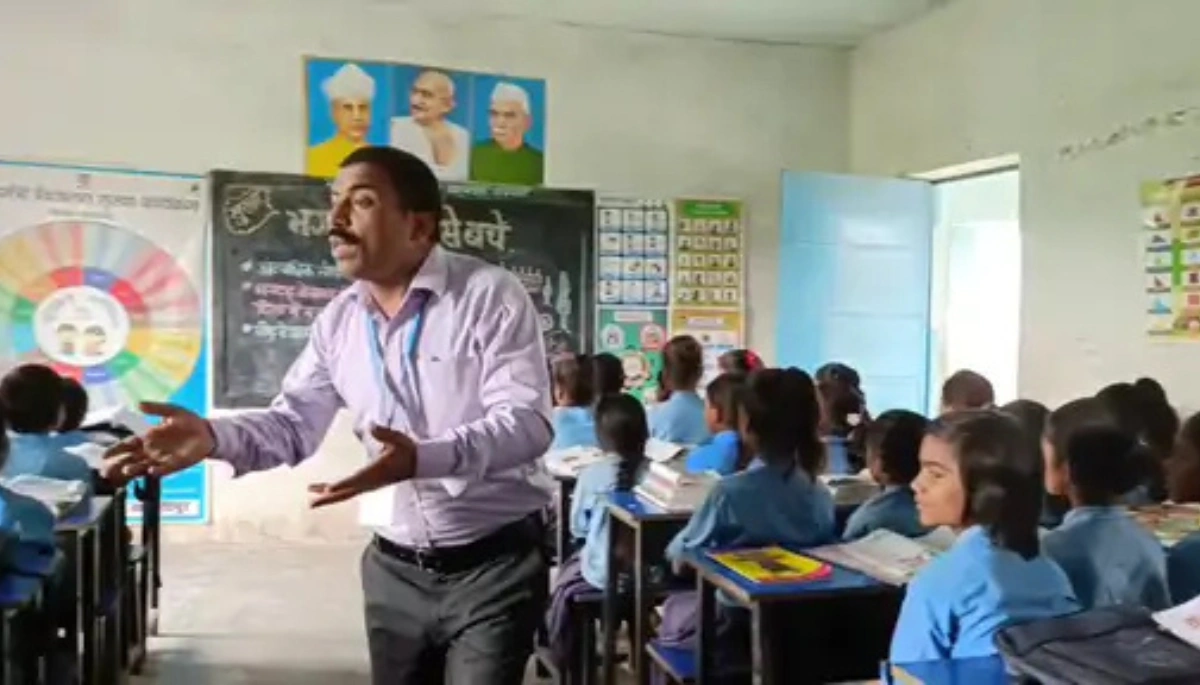Samastipur News: समस्तीपुर के शिक्षक ने अनोखे गीत से बच्चों को सिखाई भगदड़ से बचने की तरकीब, वीडियो हुआ वायरल