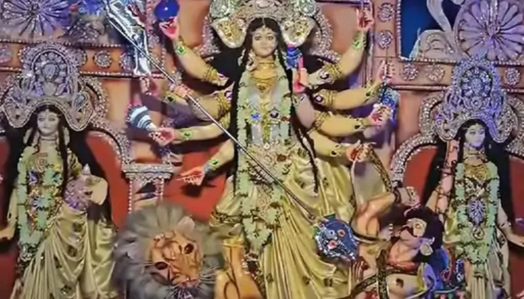 दुर्गा पूजा का धमाका: दरभंगा में भव्य पंडाल, Ac की सुविधा और भक्तों की भीड़ 2 Samastipur News 2024 10 10T135054.112