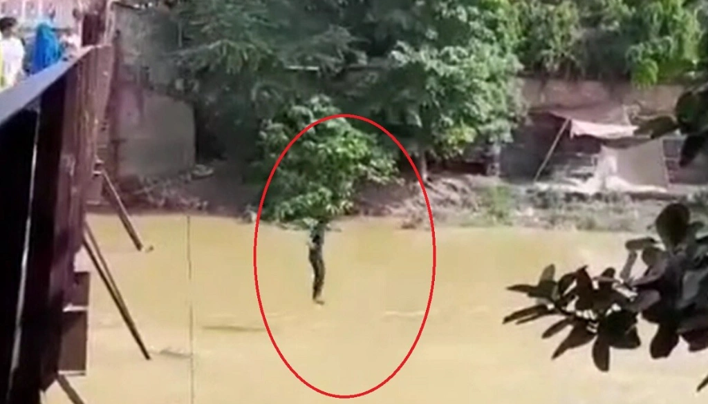 Dangerous game of children in Darbhanga: Yamraj is being given a feast