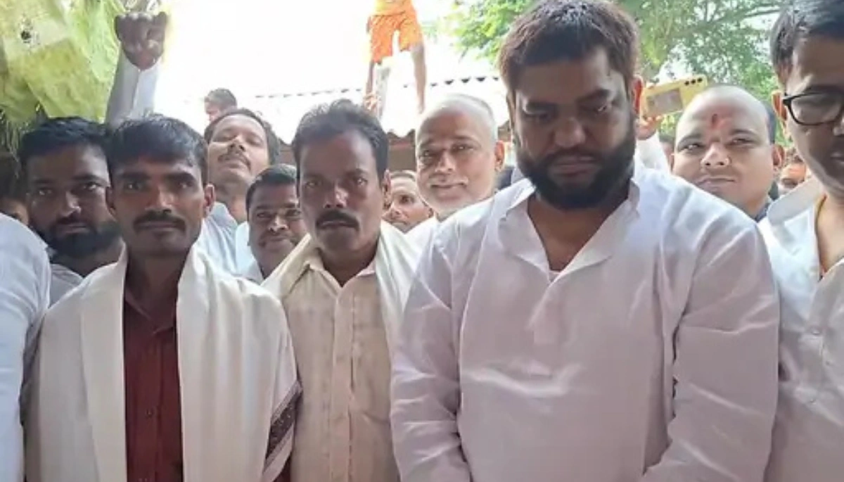 हेलीकॉप्टर क्रैश में वायु सेना के जांबाजों को बचाने वाले नायकों को मिला ऐतिहासिक सम्मान