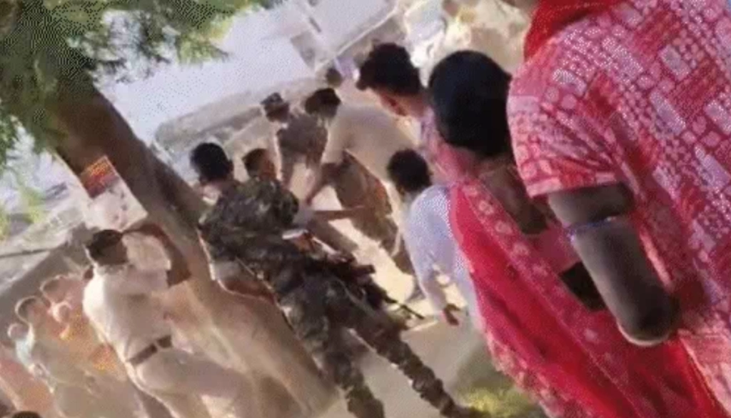 बेगूसराय में प्रतिमा विसर्जन पर मचा बवाल: पटाखों ने किया सब कुछ बर्बाद