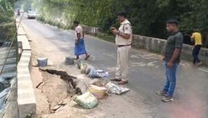 Bihar News: नीति आयोग ने मंजूर किए बिहार सरकार के प्रस्ताव, इन जिलों की सूरत बदलेगी 5 मुंगेर में बरसाती नदी पर बना पुल धंसा: बड़ा हादसा होने का खतरा, जल्द मरम्मत की मांग