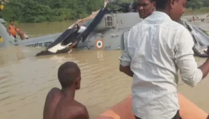 Bhojpur District के कोईलवर थाना क्षेत्र में करंट की चपेट में आने से किसान की मौत: आरा सदर अस्पताल ले जाते समय हुई मौत 3 मुजफ्फरपुर में एयरफोर्स का चॉपर पानी में गिरा, भीड़ जुटी सामान लूटने