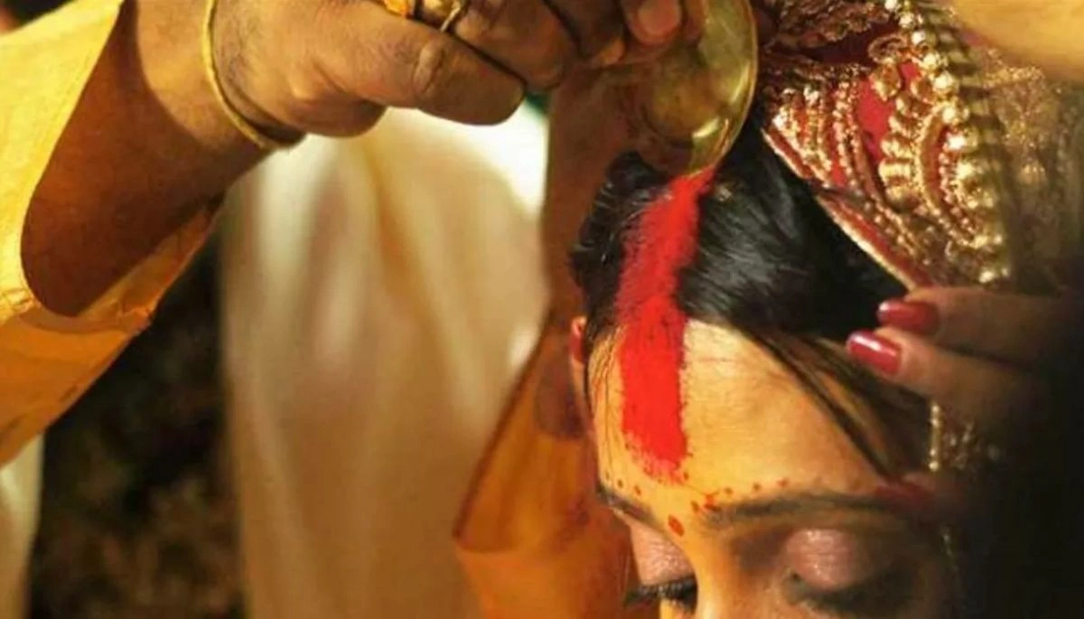 बांका न्यूज़: प्रेमिका की मांग में सिंदूर भरने पर बवाल, पंचायत के बाद गांव के मंदिर में हुई शादी 1 Bihar News