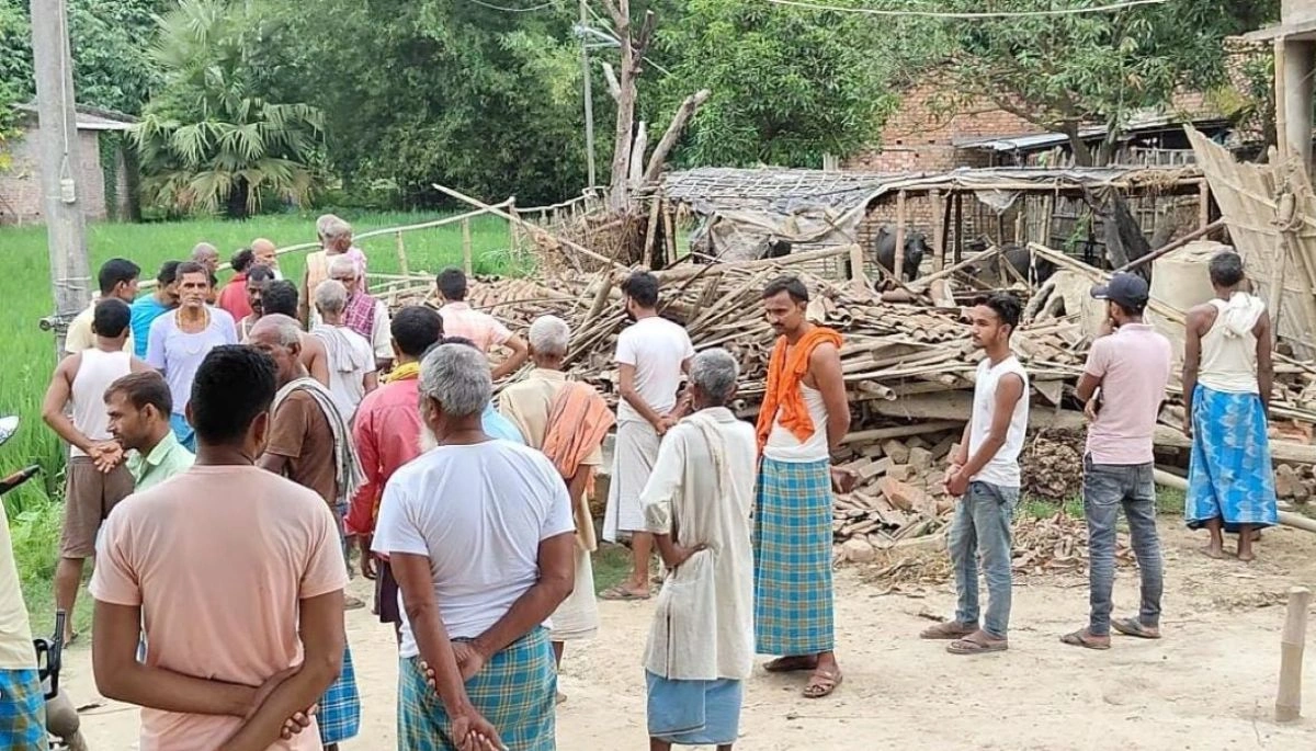 Bihar News: सहरसा में जर्जर मकान की दीवार गिरी, तीन भाई-बहन दबे, एक मासूम की दर्दनाक मौत