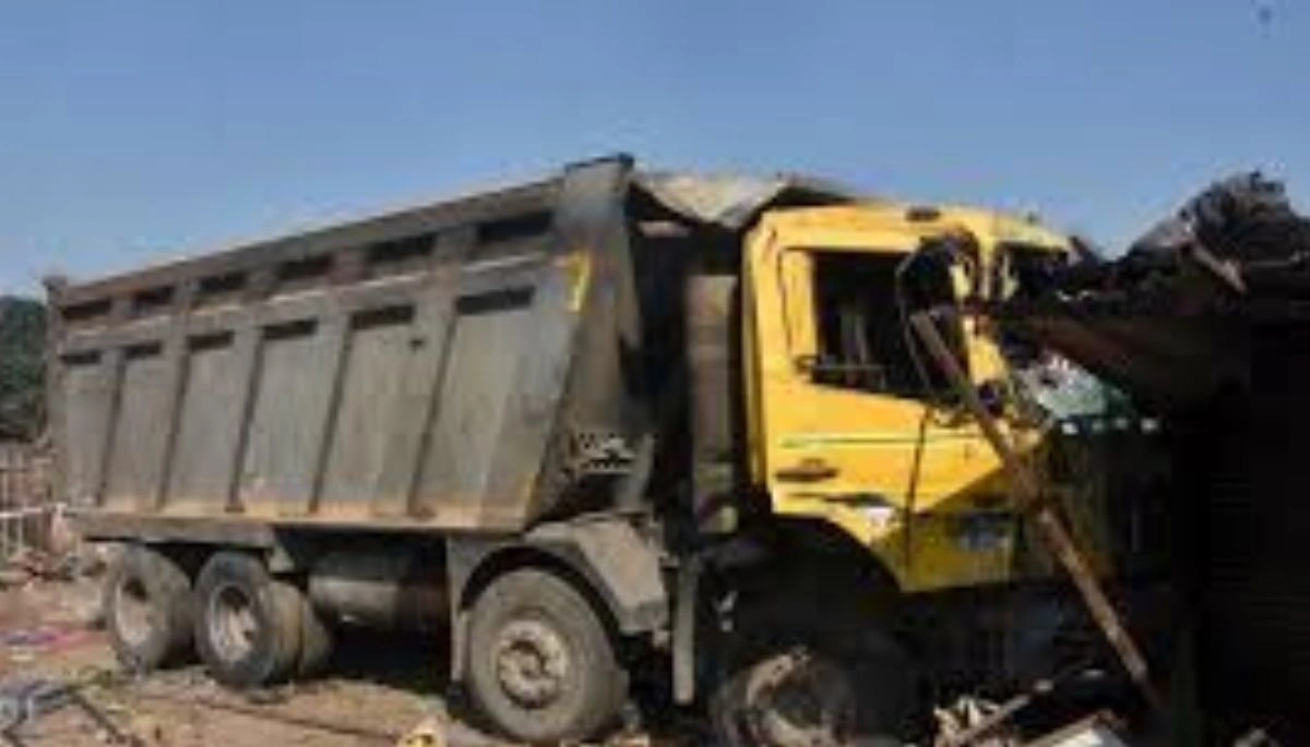 सड़क हादसा: ट्रक की चपेट में आकर महिला और उसके मासूम बेटे की हुई मौत, परिजनों में छाया मातम 1 सड़क हादसा: ट्रक की चपेट में आकर महिला और उसके मासूम बेटे की हुई मौत, परिजनों में छाया मातम