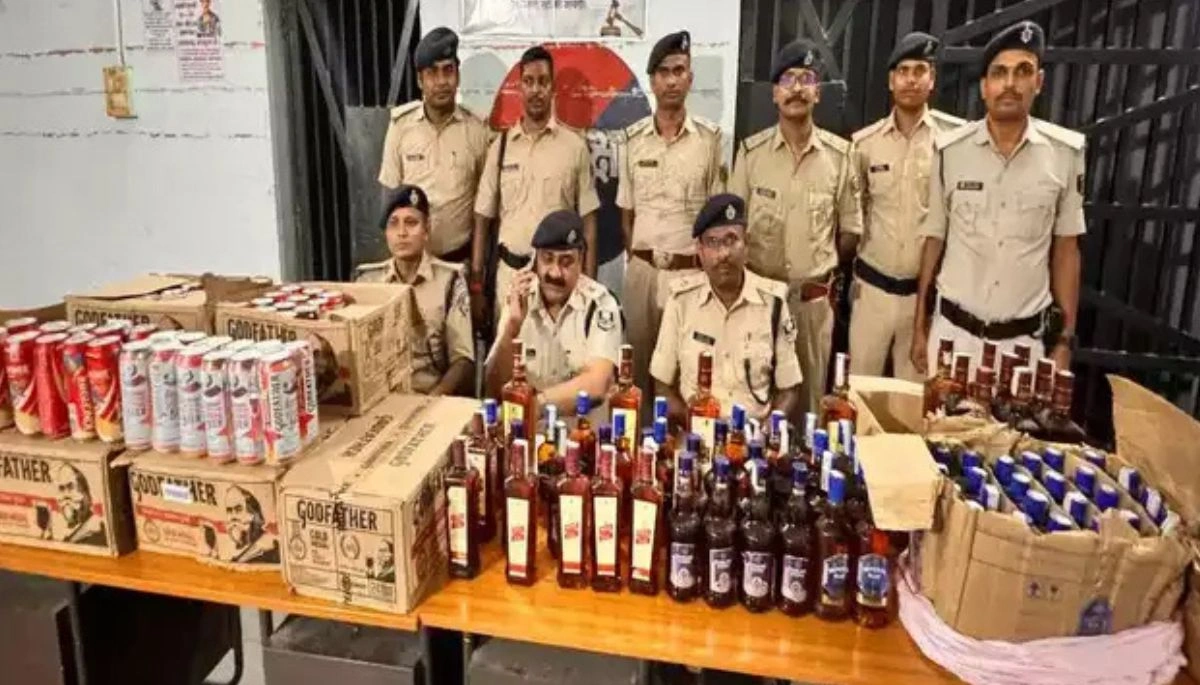 बिहार: नवादा में पुलिस की छापेमारी, भारी मात्रा में शराब बरामद
