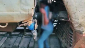 Begusarai News: एमआरजेडी कॉलेज में मारपीट पर प्रशासन की चुप्पी पर उठे सवाल, बड़े आंदोलन की आशंका 3 Begusrai में दिल दहला देने वाला हादसा: Train के इंजन और बोगी के बीच फंसे Railway Worker की दर्दनाक मौत, 2 घंटे तक फंसा रहा शव