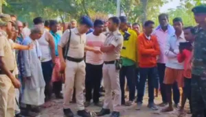 बेगूसराय में भीषण आग: 6 मवेशी जिंदा जले, लाखों का नुकसान – जानें कैसे बचा बड़ा हादसा 4 बेगूसराय हत्याकांड का खुलासा: शराब कारोबार की सूचना लीक करने पर 3 अपराधी गिरफ्तार, जानिए पूरी सच्चाई