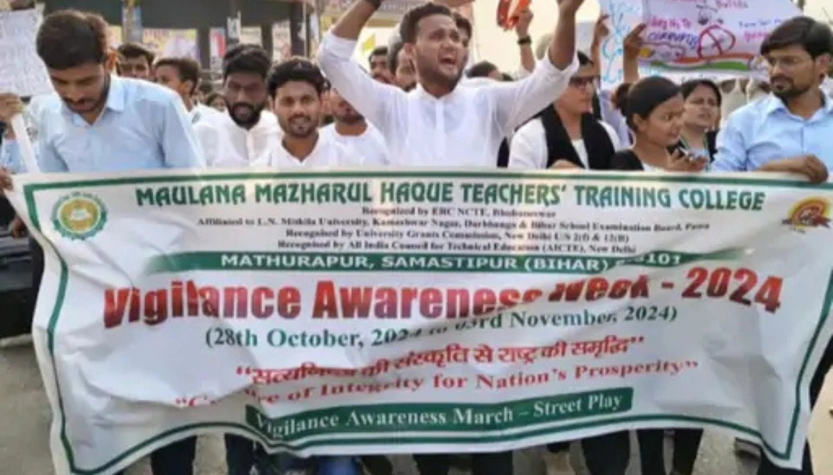समस्तीपुर: मौलाना मजहरुल हक कॉलेज में छात्रों ने ली 'भ्रष्टाचार मुक्त भारत' की शपथ, जागरूकता मार्च और नाटक से दिया समाज सुधार का संदेश!