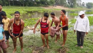 बेगूसराय में धूमधाम से दुर्गा पूजा: कई पंडालों के पट खोले गए, भक्तों ने मां की पूजा की 3 बेगूसराय में चंद्रभागा नदी में भैंस धोने गए बुजुर्ग की रहस्यमयी मौत, परिजनों ने मांगा 5 लाख का मुआवजा