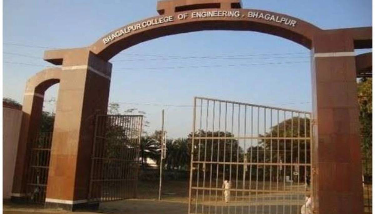 Clash between students and police at Bhagalpur Engineering College, 400 students booked.