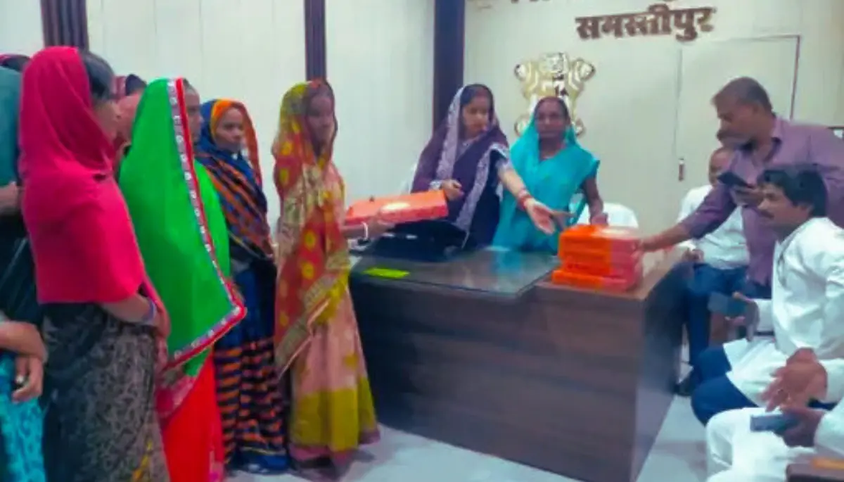 समस्तीपुर में छठ महापर्व की भव्य तैयारी: महिला कर्मियों के बीच वस्त्र वितरण से छाई खुशी की लहर