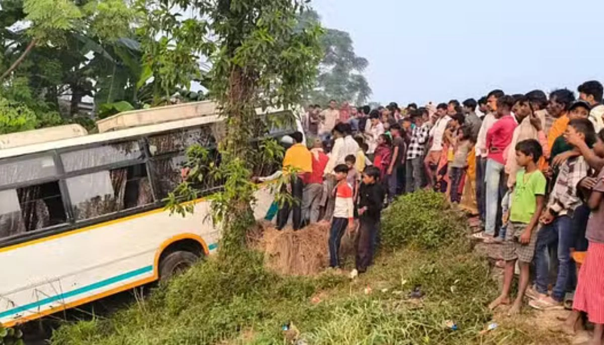 बिहार में सड़क हादसा: यात्रियों से भरी बस गड्ढे में गिरी, 12 घायल, पुलिस की लेट पहुंचने पर ग्रामीणों ने किया हंगामा 1 Bihar News
