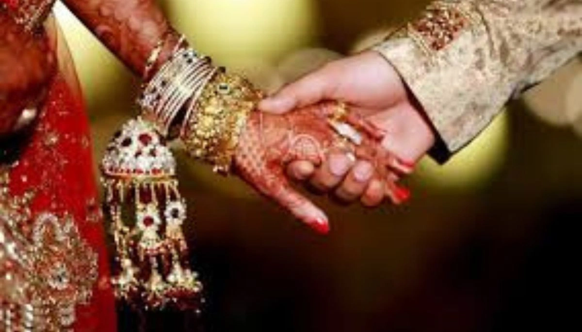 In a unique wedding incident in Hajipur, Bihar, the police intervened after a dispute between the bride and groom’s families, ensuring the wedding took place.