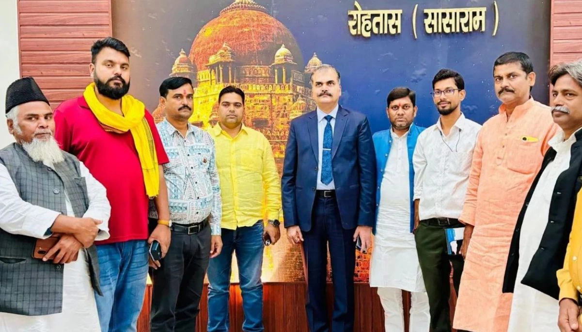Let’s Inspire Bihar: IPS Vikas Vaibhav addressing youth at the Namaste Bihar dialogue in Sasaram, discussing local solutions for education, employment, and health