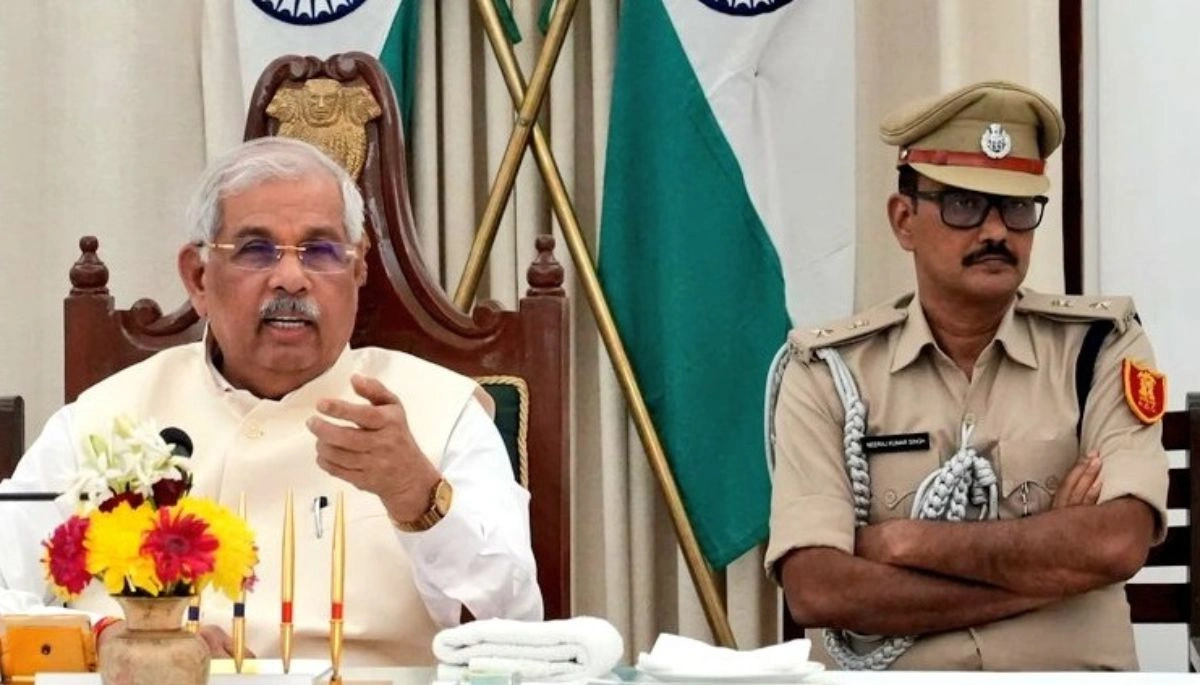 Bihar Governor Rajendra Vishwanath Arlekar giving important instructions during a meeting with Patna University officials about the condition of hostels and student issues.
