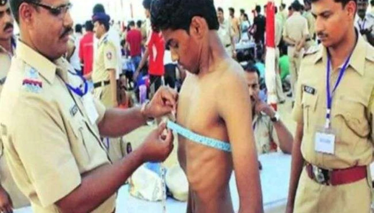Bihar police candidates receiving fitness tips from gold medalist Mohammad Sahid to improve their performance in physical tests.