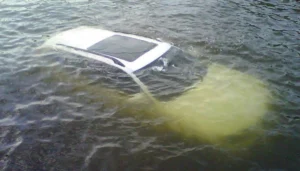 A Car Carrying Wedding Guests Fell Into A Pond In Khagaria, Bihar, With 9 People On Board. All Passengers Were Rescued Safely, Although Some Sustained Minor Injuries.