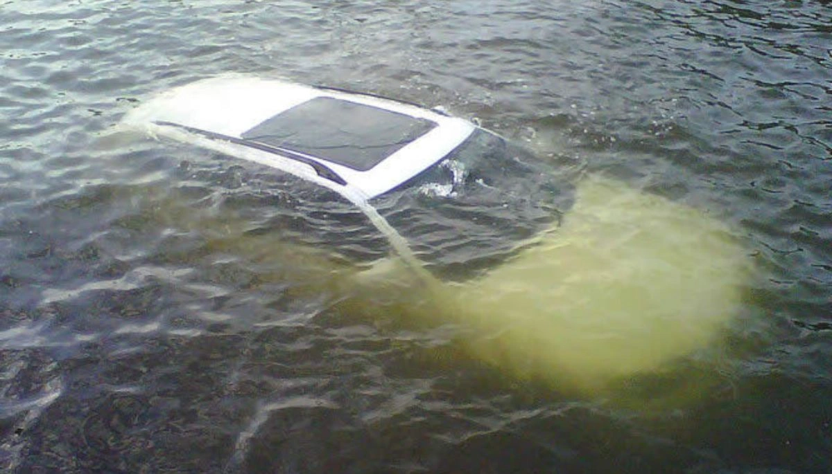 A car carrying wedding guests fell into a pond in Khagaria, Bihar, with 9 people on board. All passengers were rescued safely, although some sustained minor injuries.