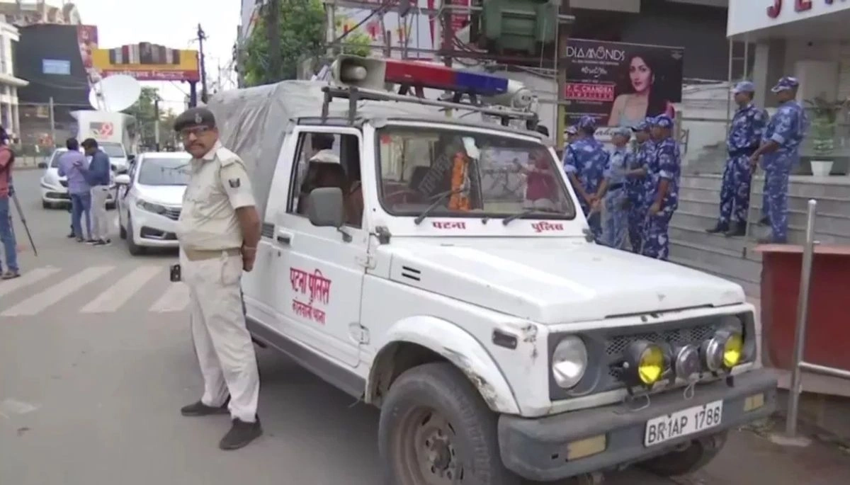 Patna Police arrest a suspect involved in a 4.5 lakh robbery case, captured near Pataliputra Sports Complex.