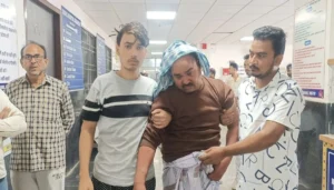 बिहार: बहन की मौत का बदला लेने के लिए भाई ने किया जीजा का बेरहमी से मर्डर, चाकू से गोदकर उतारा मौत के घाट 4 Police Officers Investigating The Site Of A Violent Clash In Sarahi Mohalla, Saharsa, Over A Water Disposal Dispute