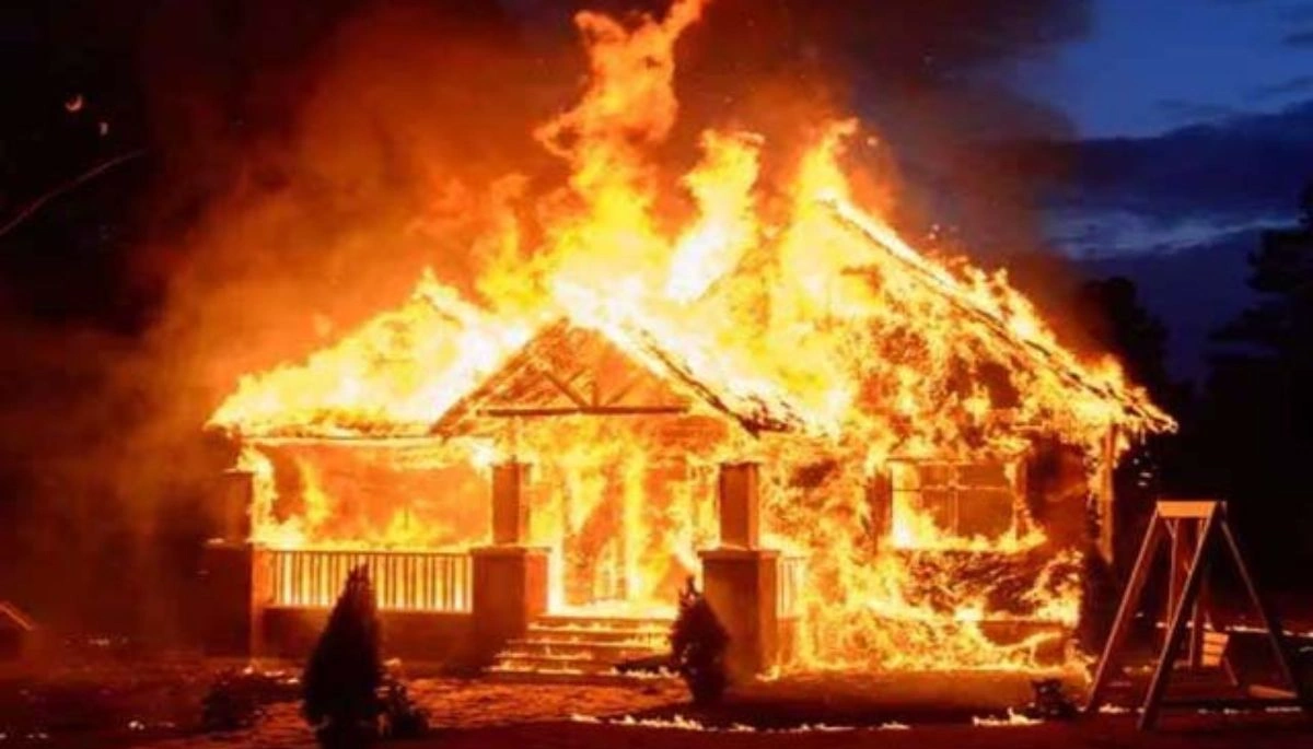 भागलपुर में भीषण अग्निकांड: मां और दो बच्चों की मौत, पिता गंभीर रूप से घायल 1 Bihar News