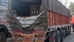 Police In Bihar Uncover A Gang Dismantling Stolen Trucks And Selling The Parts To Scrap Dealers. Four Suspects Were Arrested During The Operation.