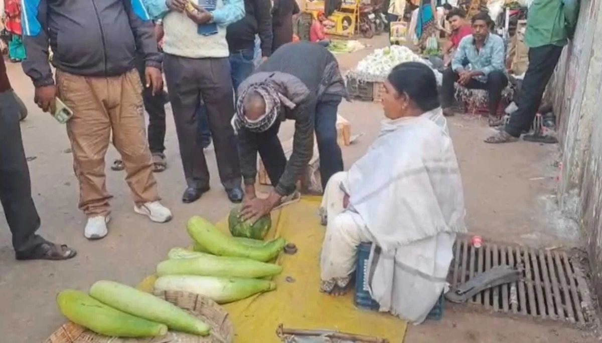 Gaya Municipal Corporation Deputy Mayor Chinta Devi selling vegetables at a market, protesting against the lack of respect and neglect by the municipal officials.