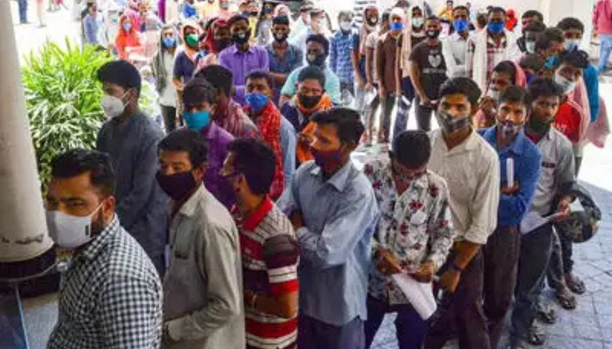 Farmers in Bihar waiting in long queues at Bisco Man for urea fertilizer amid shortage.