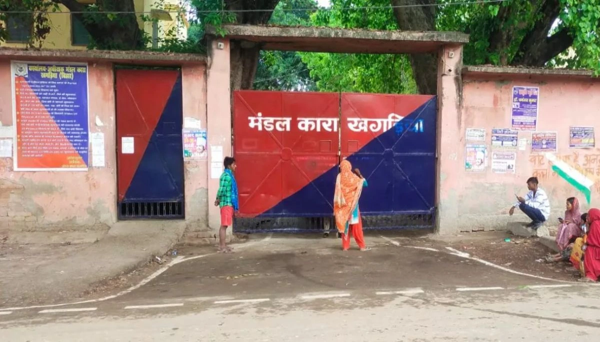 Homeguard caught attempting to smuggle mobile phones into Khagaria jail, with phones and chargers seized during the security check.