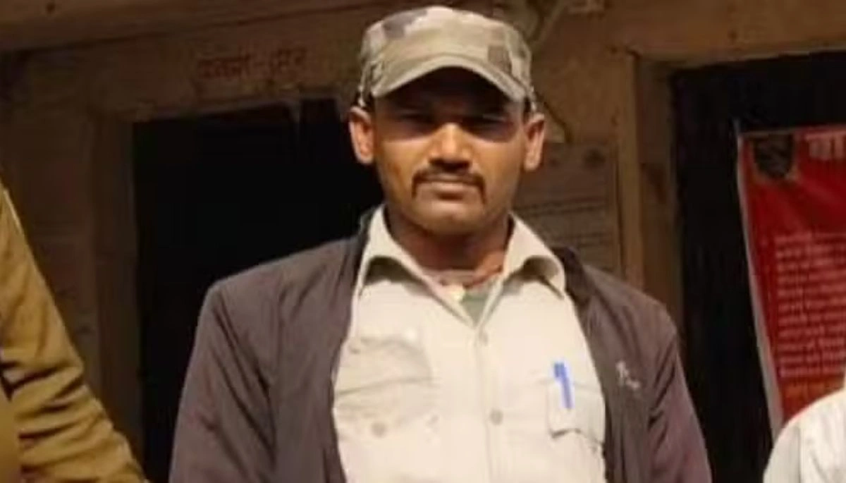 In Nalanda, a night patrol guard was shot and critically injured by criminals. The police are investigating and searching for the suspects.