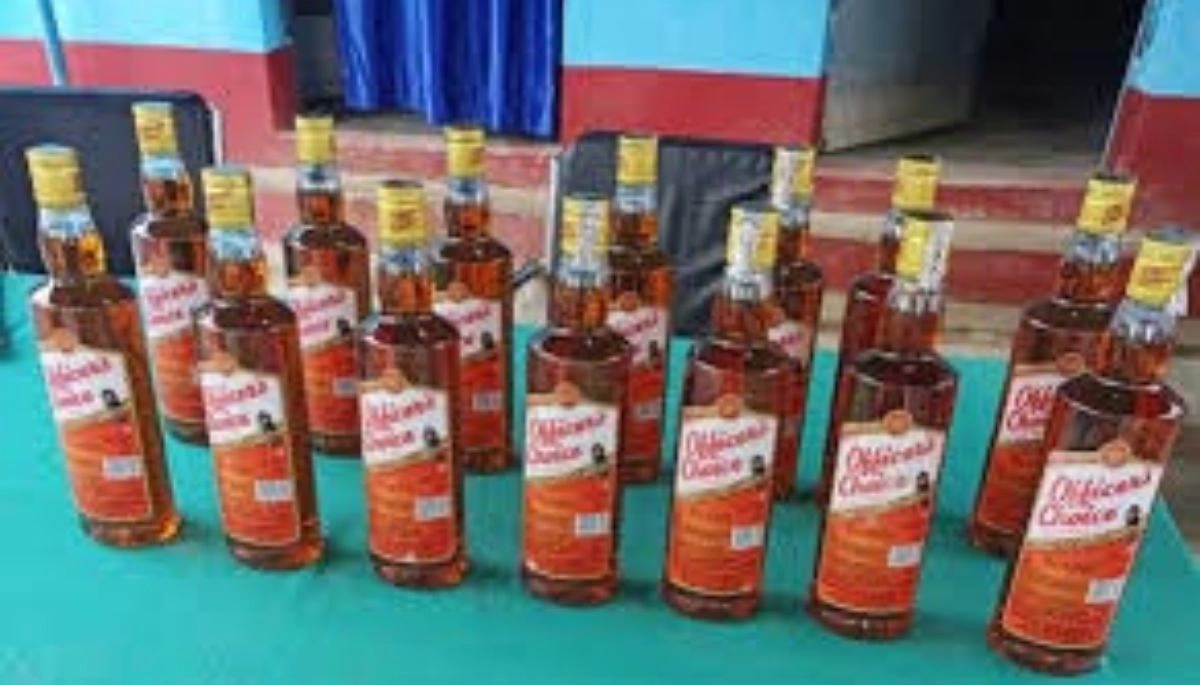 Police raid at court clerk's house in Motihari, large stock of liquor seized, accused arrested.