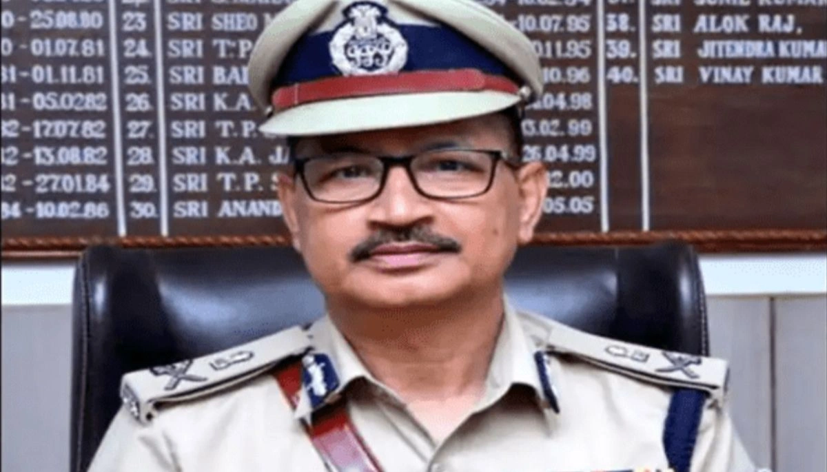Bihar DGP Vinay Kumar patrolling at night in Patna, reviewing law and order.