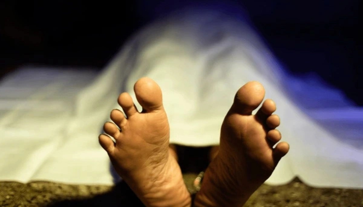 Dead body found floating in Ganga river at Kamharia Ghat in Bihar, police investigation underway.