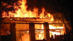A Tragic Fire Incident In Bettiah, Bihar, Where A Mother And Daughter Died After Being Trapped In Their Burning House, Along With The Death Of Four Cattle.